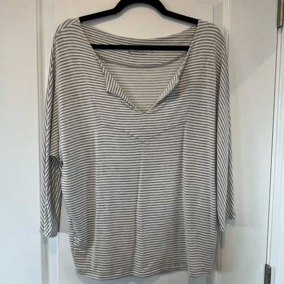 Beyond Yoga - Grey & White Striped 3/4 Sleeve V-Neck Top Relaxed Fit - Size XS - Picture 1 of 9